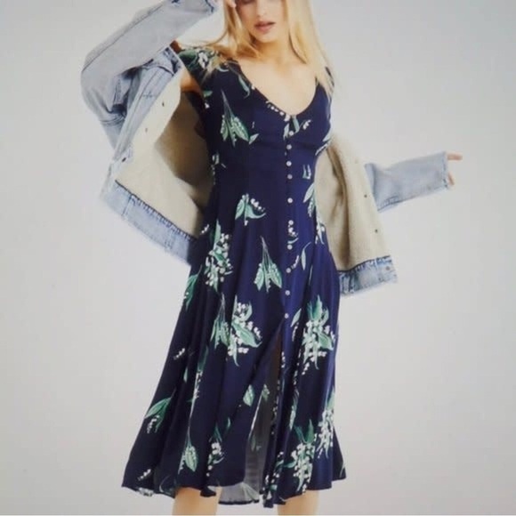 Urban Outfitters Malena Navy Floral Button-Down Midi Dress Size Small - Picture 3 of 16